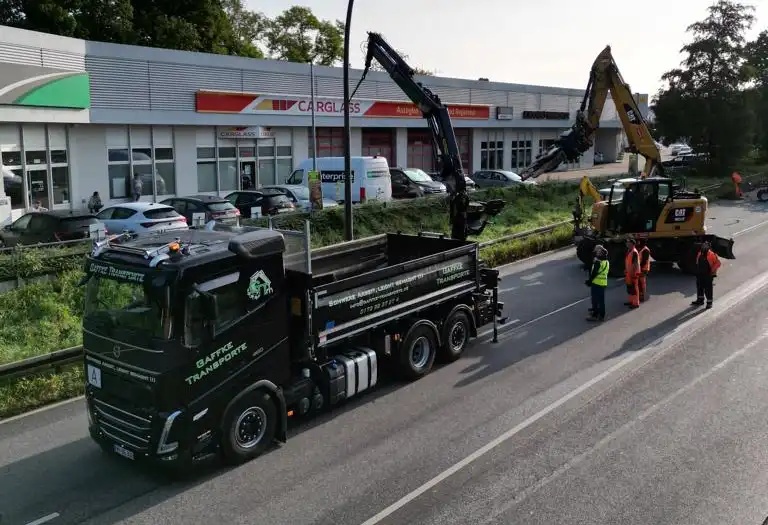 Schwarzer Gaffke LKW und Bagger bei Straßenarbeiten